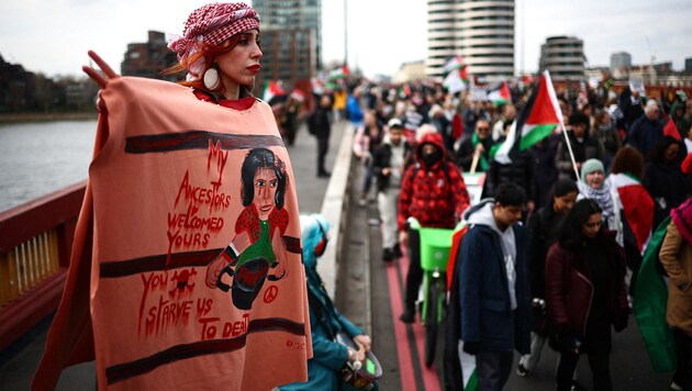 Filistin yanlısı aktivistler Londra'da bir protesto yürüyüşünde (Bild: APA/AFP/HENRY NICHOLLS)