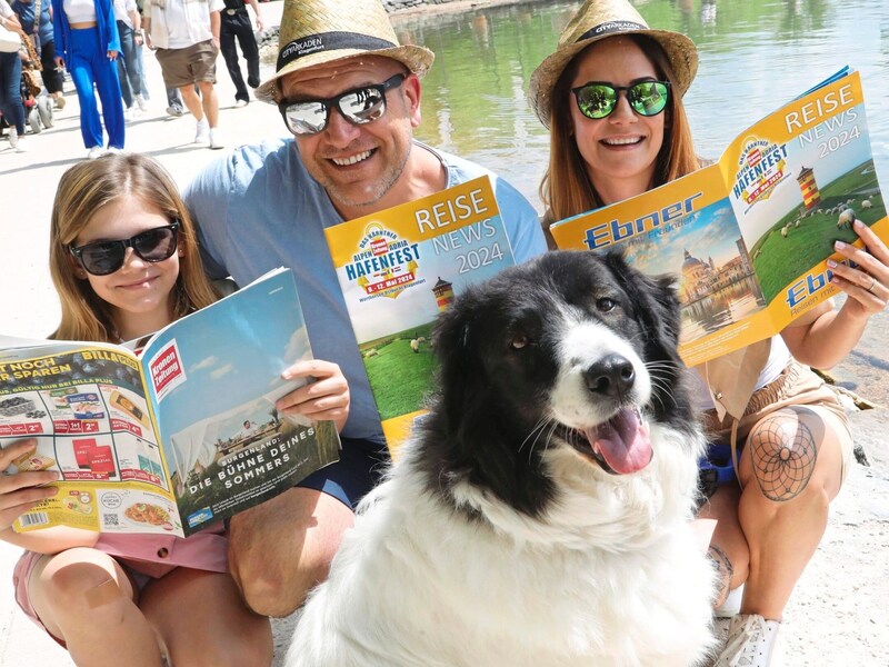 „Wir sind das allererste Mal beim Hafenfest und wir sind wirklich positiv überrascht – besonders das Kinderprogramm ist ein Highlight!“ – Familie Walder aus Klagenfurt schmökerte gemeinsam mit Hund Nana in der „Krone“ und in der Ebner Reise-Broschüre (Bild: Rojsek-Wiedergut Uta/Uta Rojsek-Wiedergut)