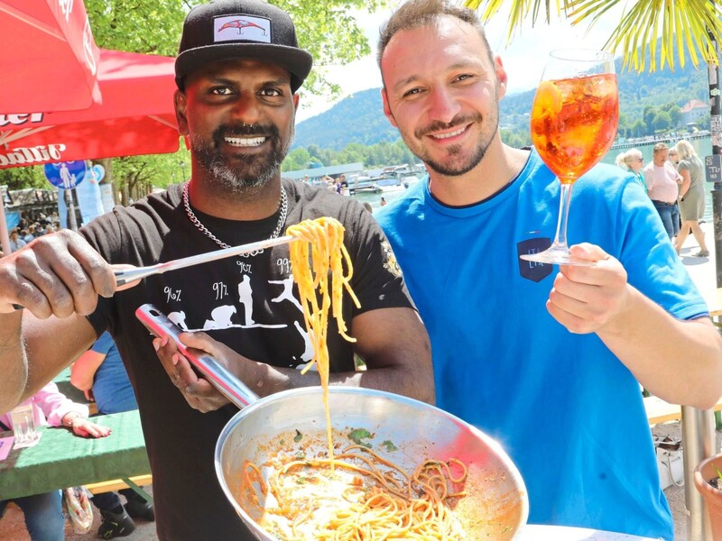 „Das Hafenfest und der Wörther- see sind für uns einzigartig – die meisten unserer Besucher haben Calamari und Spaghetti gegessen.“ – Thomas Soppelsa (li) und ein Kollege vom italienischen Stand „the farm“ sind zum ersten Mal am Hafenfest. (Bild: Rojsek-Wiedergut Uta/Uta Rojsek-Wiedergut)