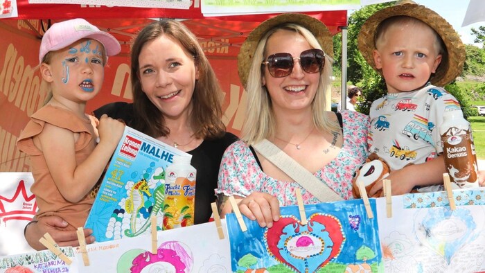 Little Amelie and mom Michelle from Poggersdorf (left) with Julian and mom Conny (right) from ...