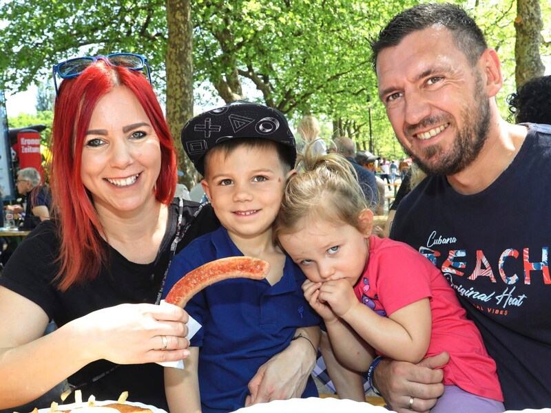 „Wir sind aus Villach gekommen, um den Muttertag und Sonntag beim Alpen-Adria-Hafenfest zu verbringen! Uns gefällt es hier wirklich gut!“ – Familie Gratzer aus Villach beim Mittagessen in der Sonne vor der Lido-Bühne (Bild: Rojsek-Wiedergut Uta/Uta Rojsek-Wiedergut)