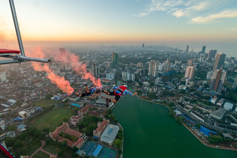 Zuletzt flogen Marco Waltenspiel und Marco Fürst auch vom Lotus Tower in Colombo. (Bild: Dimitri Crusz / Red Bull Content Pool)