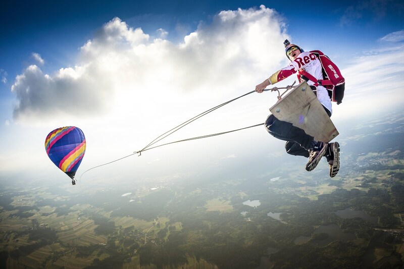 2016 sorgte das Red Bull Skydive Team mit dem „Schaukel-Swing“ für spektakuläre Aufnahmen. (Bild: Philip Platzer / Red Bull Content Pool)