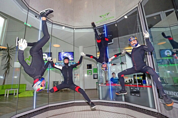 Mitglieder des Red Bull Skydive Team im Windobona.