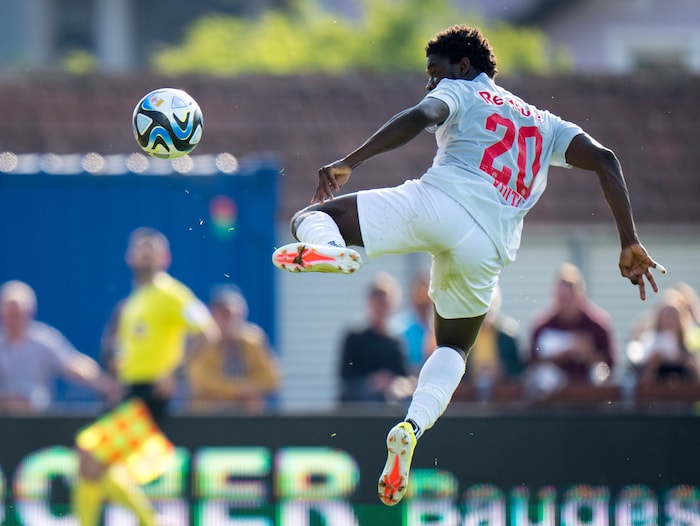 Acrobatic for the 3:1: Sekou Koita.