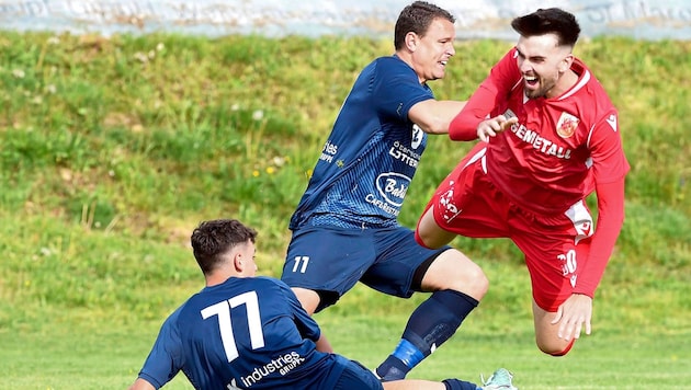 Preiteneggs Teammanager Christoph Eneo im Duell mit Rudens Dominik Theuermann (re.) (Bild: Hermann Sobe)