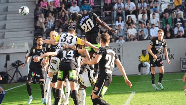 Jatta's header hit the crossbar just centimeters short of the title. (Bild: Sepp Pail)