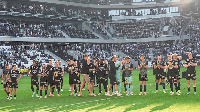 Sturm received applause from the fans after the 2-2 draw. (Bild: Sepp Pail)