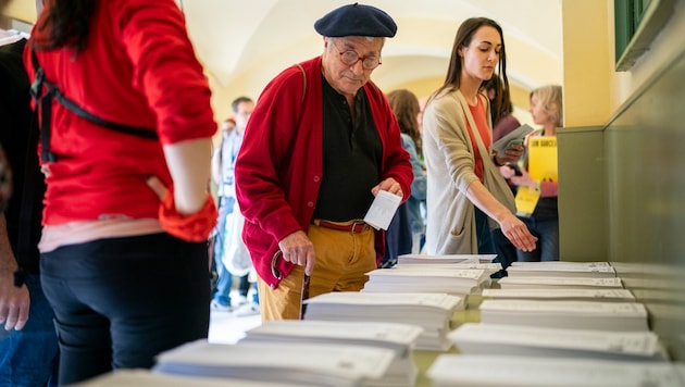 Polling station in Barcelona (Bild: AP/The Associated Press)