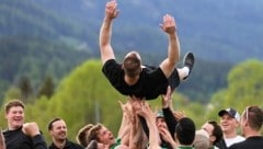 Hoch sollen sie leben: die Meister vom Hochkönig (Bild: Fussball-Impressionen vom Salzburger Unterhaus)