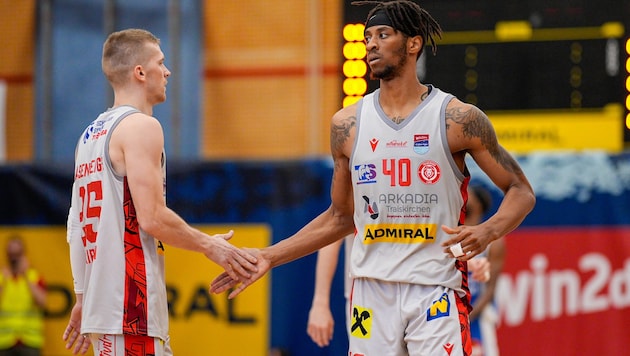 Edgars Lasenbergs (li.) und Jaquan Lawrence (Traiskirchen Lions) (Bild: GEPA)