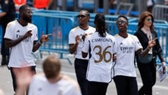 David Alaba (Mitte) feierte mit seinen Teamkollegen. (Bild: AFP/APA/OSCAR DEL POZO)