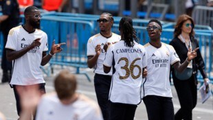 David Alaba (Mitte) feierte mit seinen Teamkollegen.