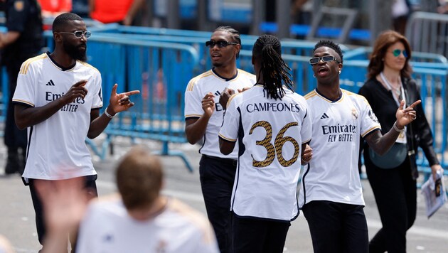 David Alaba (Mitte) feierte mit seinen Teamkollegen. (Bild: AFP/APA/OSCAR DEL POZO)