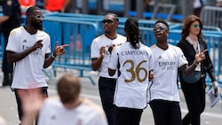 David Alaba (Mitte) feierte mit seinen Teamkollegen. (Bild: AFP/APA/OSCAR DEL POZO)