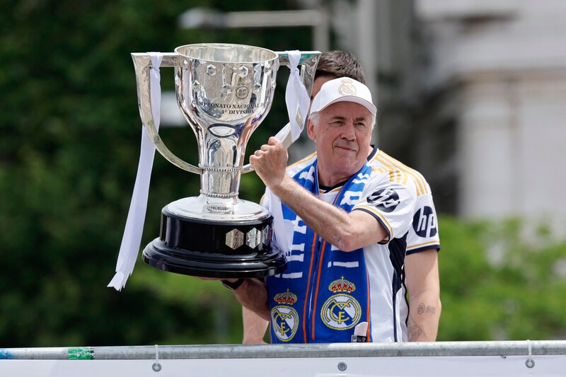 Carlo Ancelotti mit der Trophäe.  (Bild: AFP/APA/OSCAR DEL POZO)