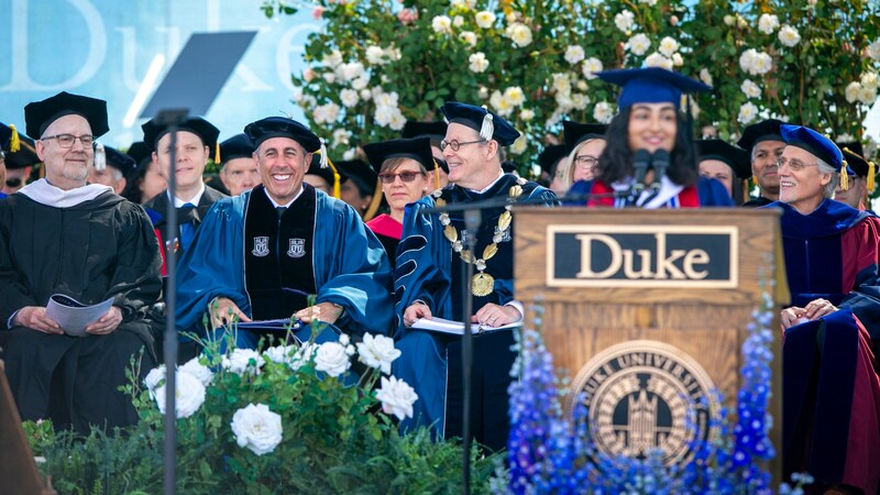 Jerry Seinfeld (2.v.l.) (Bild: AP/Jared Lazarus/Duke University via AP)