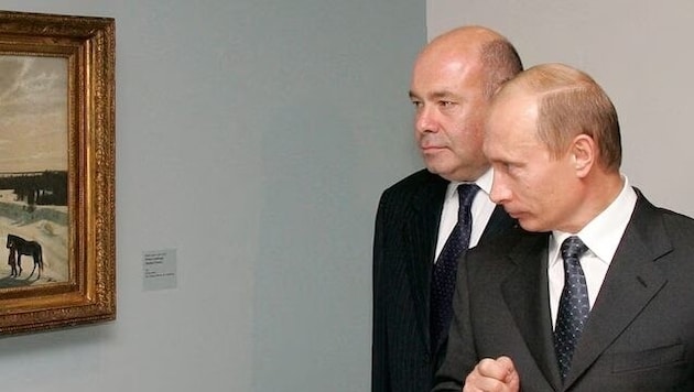 Balról: Mikhail Shvydkoy Vlagyimir Putyin orosz elnökkel. (Bild: AFP)