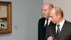 Von links: Michail Schwydkoj mit Russlands Präsident Wladimir Putin (Bild: AFP)