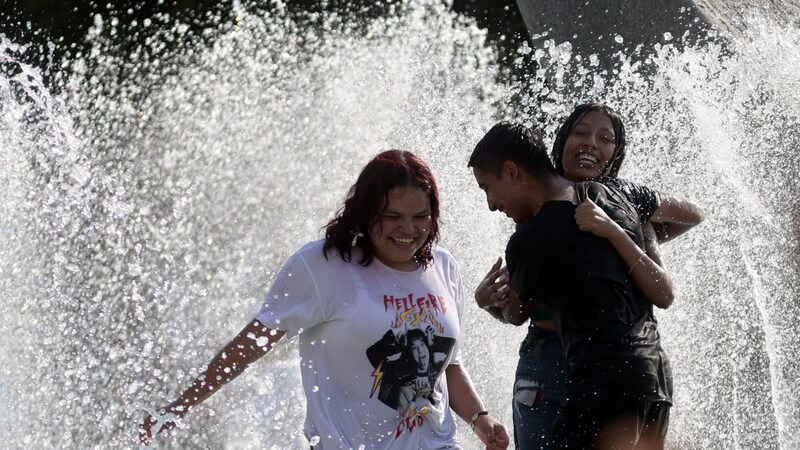 Meksika'da insanlar serinlemek için her fırsatı değerlendiriyor. (Bild: AFP)