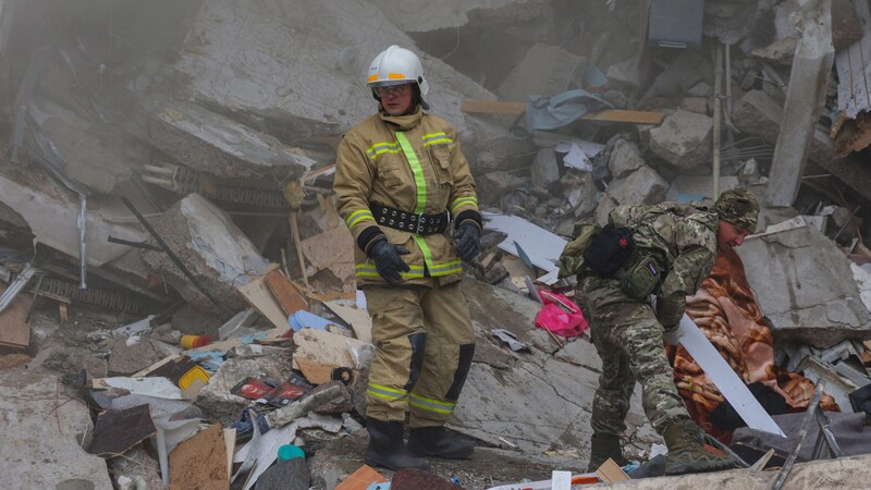 Ein Feuerwehrmann in Belgorod (Bild: AFP/Stringer)