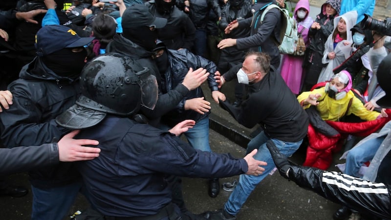 Die seit Wochen anhaltenden Massenproteste richten sich gegen ein geplantes Gesetz zur „ausländischen Einflussnahme“. (Bild: AP)