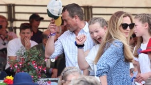 Peter Philips bsuchte mit seiner Tochter Savannah und seiner Freundin Harriet Sterling (rechts, ...
