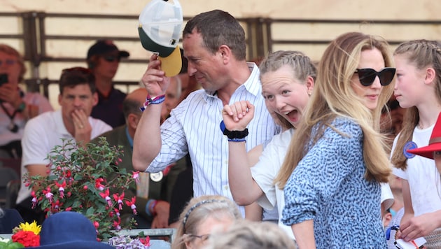 Peter Philips bsuchte mit seiner Tochter Savannah und seiner Freundin Harriet Sterling (rechts, im blauen Kleid) die Badminton Horse Trials in Gloucestershire. (Bild: picturedesk.com/Chris Jackson / Action Press /)