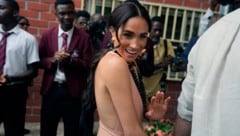 Während ihres Nigeria-Aufenthaltes zeigte sich Herzogin Meghan unter anderem in einem rückenfreien Kleid. (Bild: APA/AP Photo/Sunday Alamba)