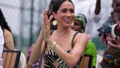 Herzogin Meghan zeigte bei ihrem dreitägigen Besuch in Nigeria viel Haut – unter anderem in einem kessen Cut-out-Look. (Bild: APA/AP Photo/Sunday Alamba)