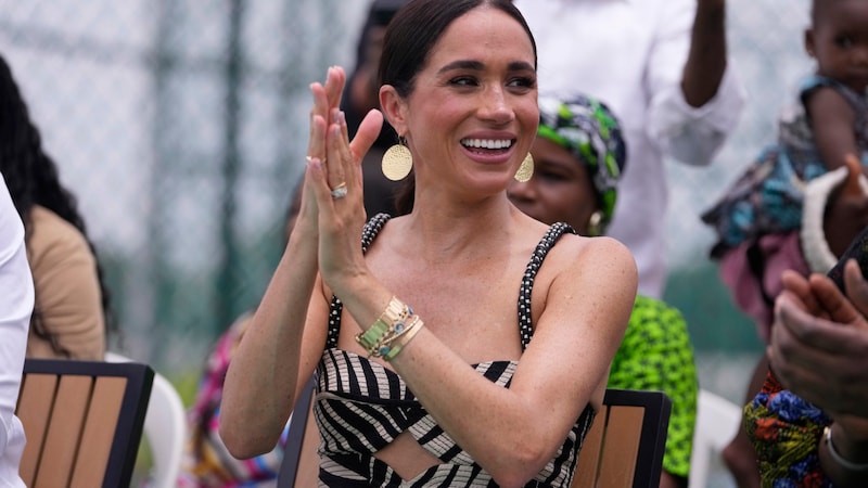 Düşes Meghan da Nijerya'da "gözetleme deliği" olan zebra görünümlü bir elbise giymişti. (Bild: APA/AP Photo/Sunday Alamba)