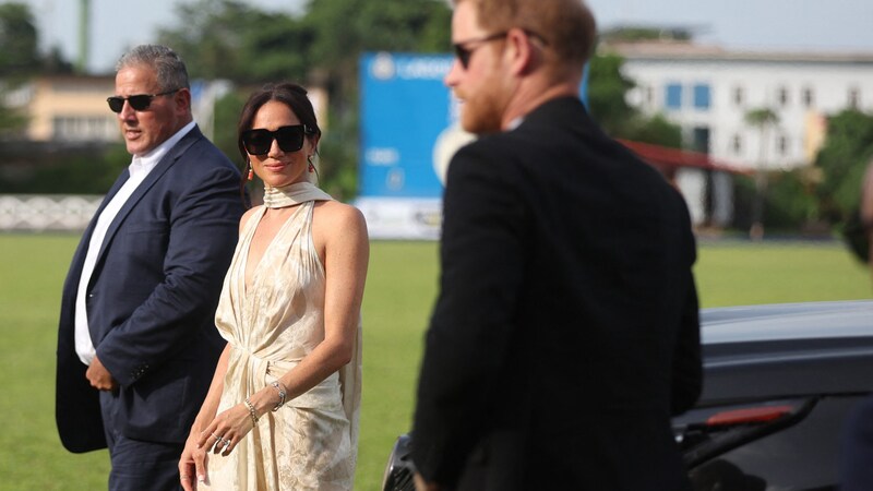 Meghan erschien mit großer Sonnenbrille und im rückenfreien Kleid beim Charity-Polo-Turnier. (Bild: APA/AFP/Kola Sulaimon)