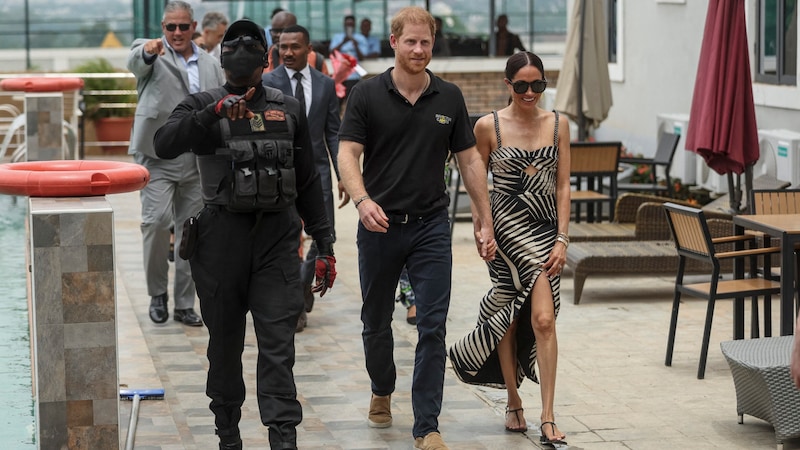 Herzogin Meghan und Prinz Harry in Nigeria (Bild: APA/AFP/Kola SULAIMON)