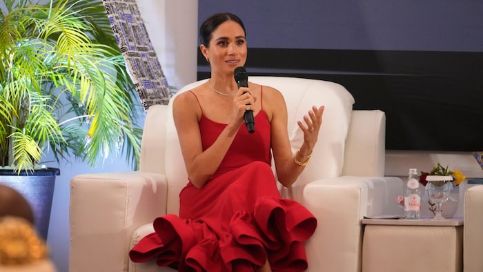 Herzogin Meghan entschied sich für ein rotes Kleid des nigerianischen Designers  Oríré . 