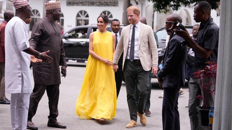 Zuvor recycelte Meghan ein kanariengelbes Kleid, das für sie eine besondere Bedeutung hat. (Bild: APA/AP Photo/Sunday Alamba)