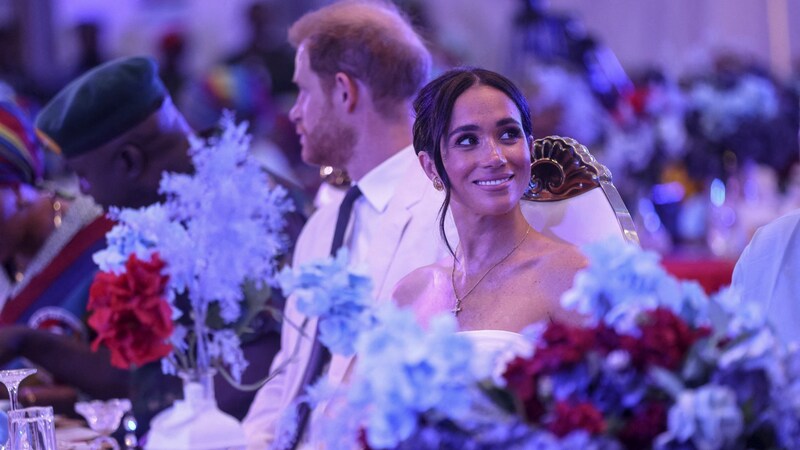 Zu einem schulterfreien Kleid kombinierte Meghan eine Kette, die einst Prinzessin Diana gehört hatte. (Bild: APA/AFP/Kola SULAIMON)