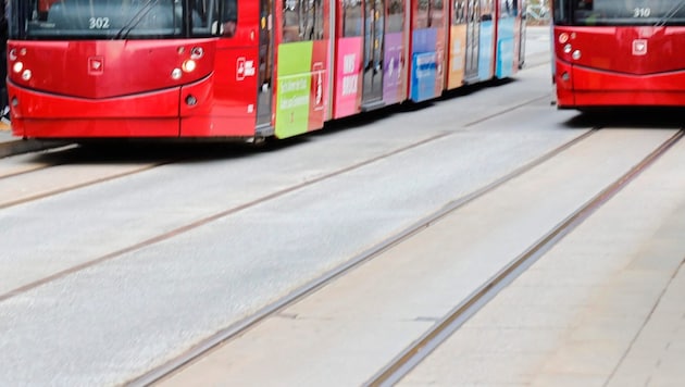 The streetcar tracks in Innsbruck can be dangerous for cyclists. (Bild: Birbaumer Christof/Christof Birbaumer / Kronenzeitung)