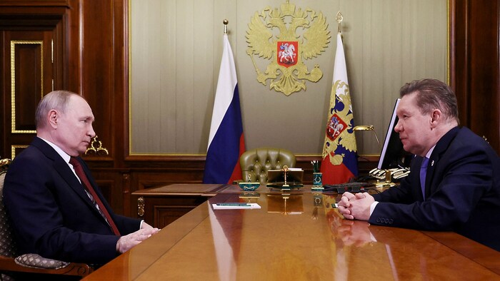 Russlands Präsident Wladimir Putin berät sich mit Gazprom-Geschäftsführer Alexei Miller.