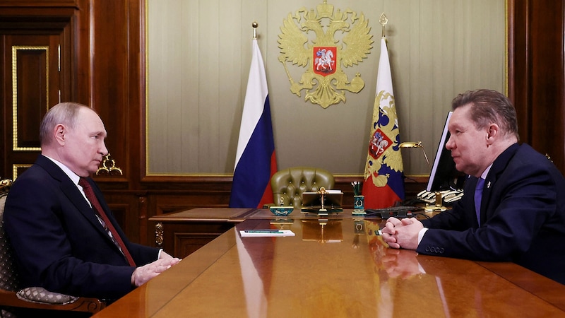 Vlagyimir Putyin orosz elnök tanácskozik Alekszej Millerrel, a Gazprom vezérigazgatójával. (Bild: AFP/POOL/Mikhail KLIMENTYEV)