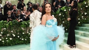 Auf der Met-Gala hüllte Lea Michele ihren Babybauch in hellblau. Ob es Bub wird? (Bild: APA/Getty Images via AFP/GETTY IMAGES/Jamie McCarthy)