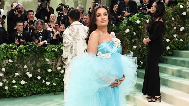 At the Met Gala, Lea Michele wrapped her baby bump in light blue. Will it be a boy? (Bild: APA/Getty Images via AFP/GETTY IMAGES/Jamie McCarthy)
