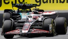 Kevin Magnussen fährt in Miami vor Lewis Hamilton. (Bild: AP ( via APA) Austria Presse Agentur/ASSOCIATED PRESS)