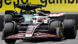 Kevin Magnussen fährt in Miami vor Lewis Hamilton. (Bild: AP ( via APA) Austria Presse Agentur/ASSOCIATED PRESS)