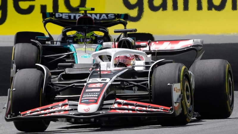 Kevin Magnussen muss sein Cockpit mit Saisonende räumen. (Bild: AP ( via APA) Austria Presse Agentur/ASSOCIATED PRESS)