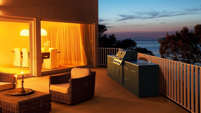 Die Weber BBQ Kitchen ist vorkonfiguriert und individuell zusammenstellt mit 6 verschiedenen ...