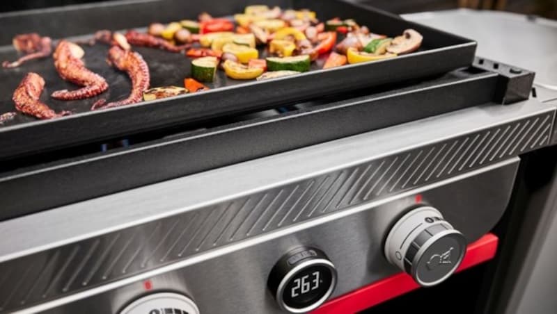 The new gas barbecue "Weber Slate GP Premium Plancha" is available in 4 different versions from EUR 399.00 (RRP), depending on the model up to EUR 1,099.00 (RRP). (Bild: weber.com) The new gas barbecue "Weber Slate GP Premium Plancha" is available in 4 different versions from EUR 399.00 (RRP), depending on the model up to EUR 1,099.00 (RRP). (Bild: weber.com)