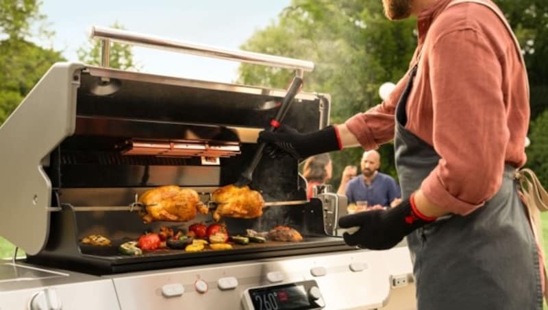 Big news from Weber. The "Summit FS38X" smart grill is available in silver and black from EUR 5,999. (Bild: weber.com) Big news from Weber. The "Summit FS38X" smart grill is available in silver and black from EUR 5,999. (Bild: weber.com)