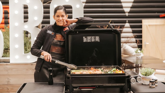 Yulia Haybäck ist Weber-Grillmeisterin und hat ihre Wurzeln in Spanien und Venezuela. Das Grillen auf der Plancha ist für sie eine Kindheitserinnerung.