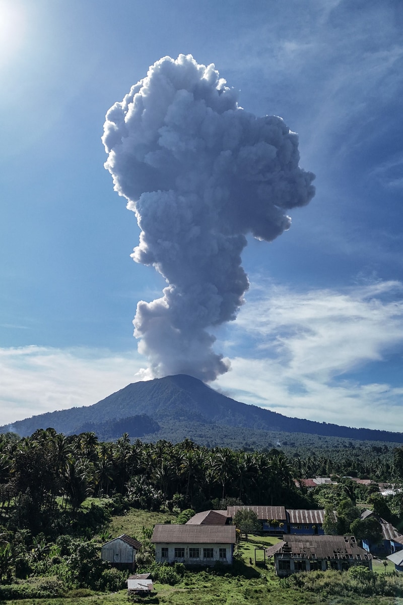 Az indonéziai Ibu vulkán ismét aktív. (Bild: AFP)
