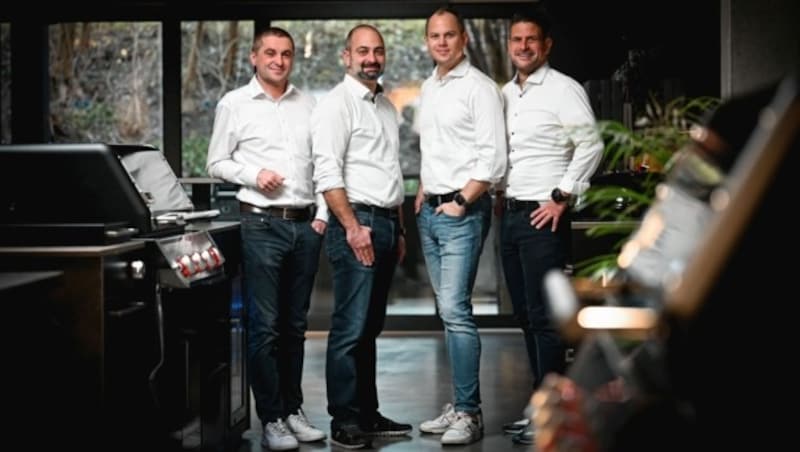 Die Weber BBQ Kitchen ist ein Produkt aus der Feder eines österreichischen Unternehmerteams, darunter Matthias Fuchs und Benedikt Mitterlehner, beide Geschäftsführer der beliebten Weber Original Stores. Zusammen mit Mario Lehner und Wolfgang Brunmayr plante das Team seit 2021. (Bild: weber.com)